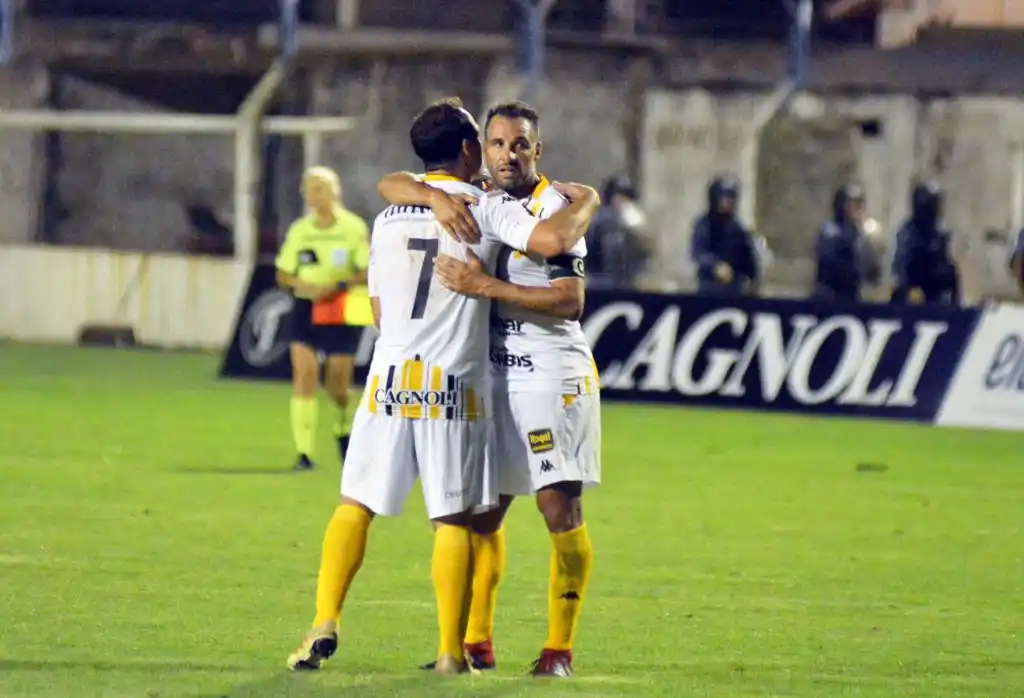 Santamarina se aferró a un triunfo necesario frente a Chacarita
