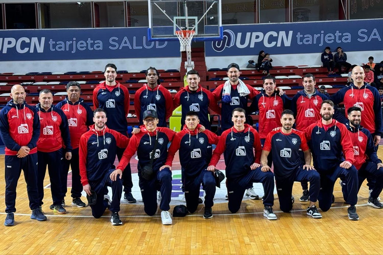 Emiliano Basabe, entre el plantel de Quimsa que fue presentado y viajará a la Copa Intercontinental FIBA