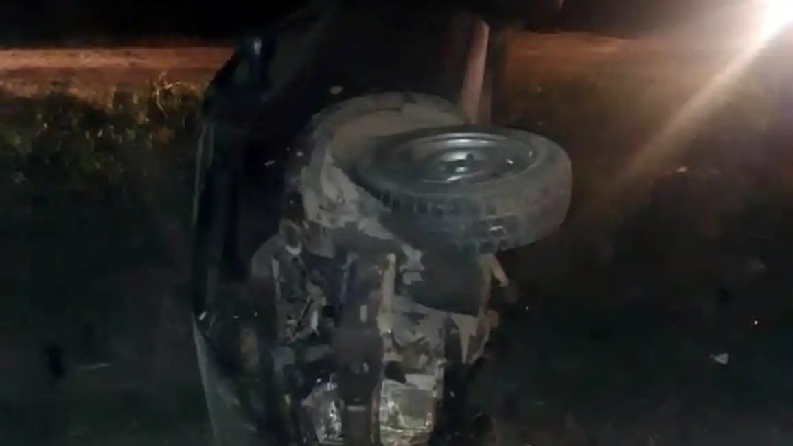 Una chica murió y un joven resultó gravemente herido al volcar con el auto