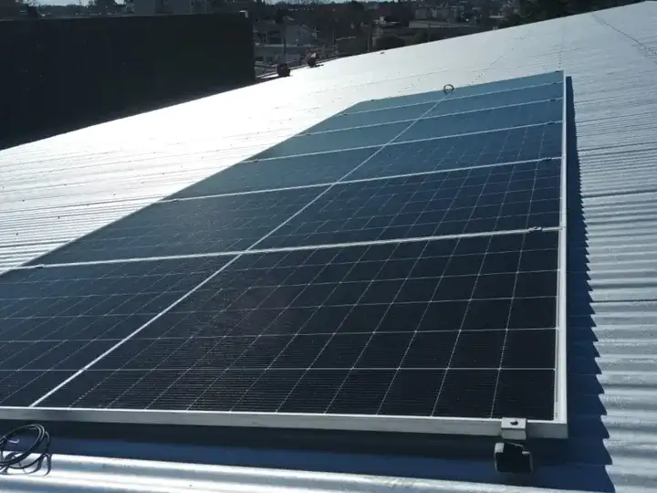 Se realizó la instalación de paneles solares para abastecer el consumo eléctrico de la institución