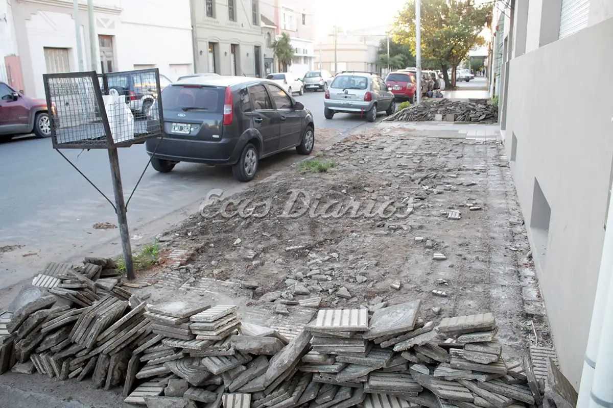 En 63 entre 66 y 68. Se está haciendo el recambio de baldosas