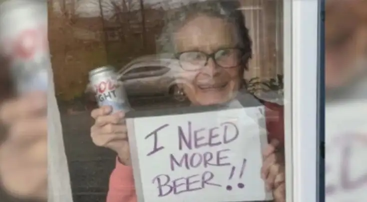  Tiene 93 años e imploró por más cerveza desde su confinamiento: le regalaron 150 latas