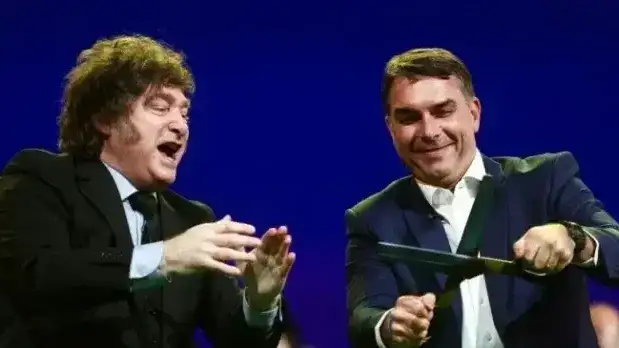 Milei felicitó a Flávio Bolsonaro por su triunfo parcial en Brasil