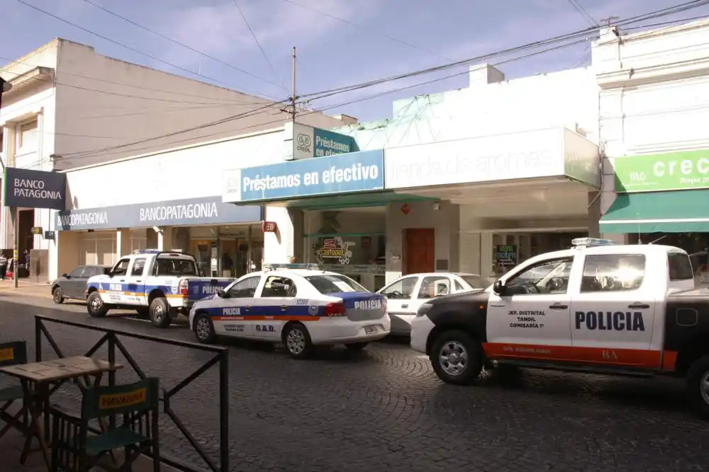 A plena luz del día,  dos delincuentes asaltaron una financiera