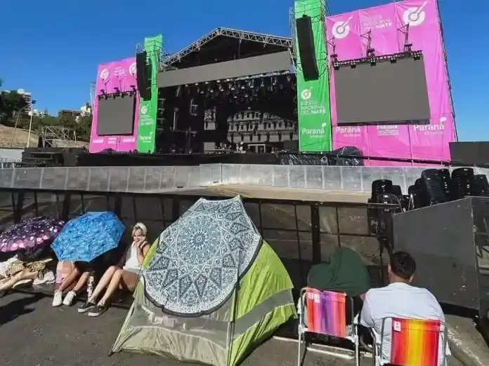 Furor por Lali Espósito en Paraná: fanáticos acampan desde temprano frente al escenario