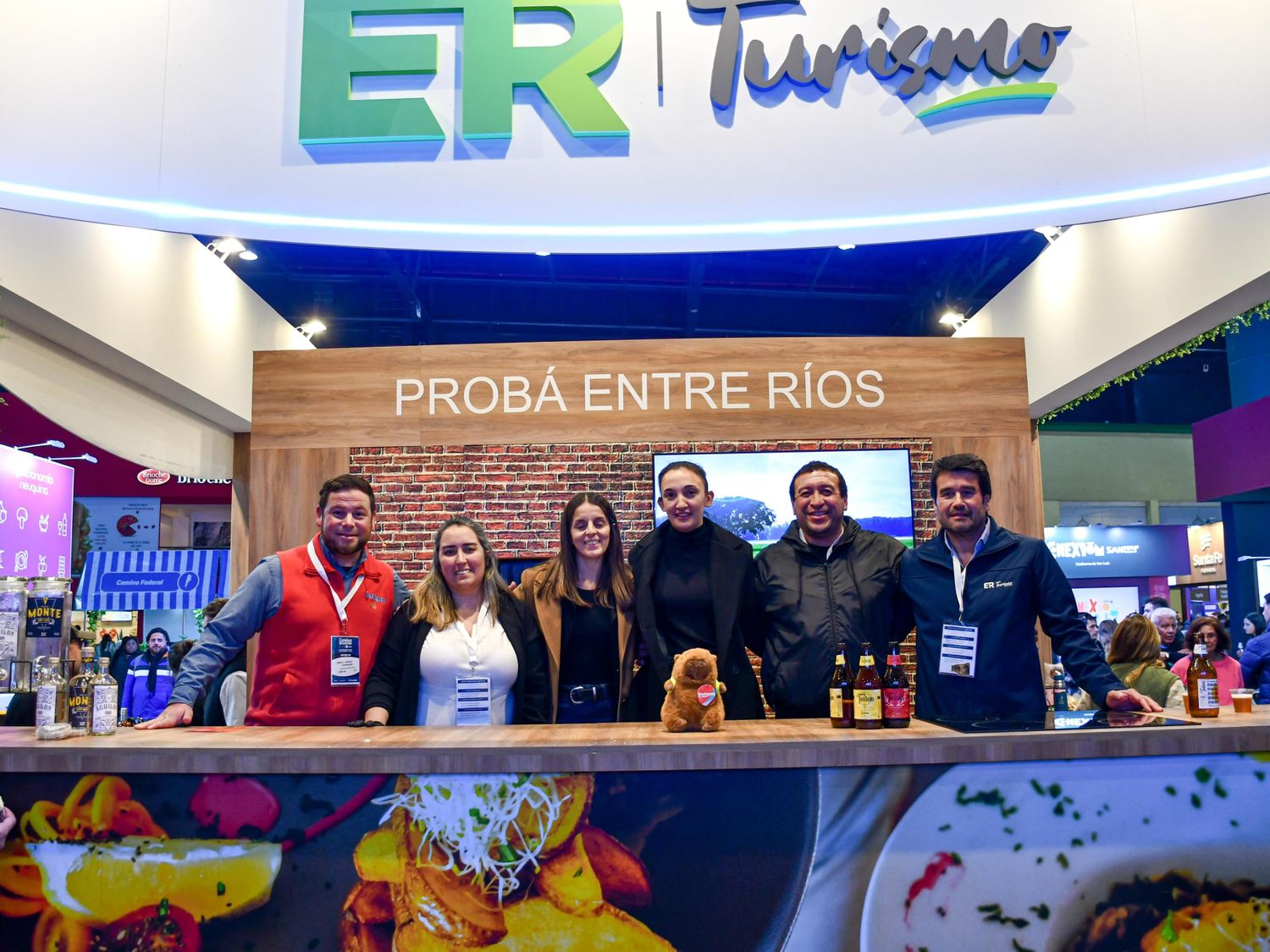 Representación gualeya en el stand de Entre Ríos.