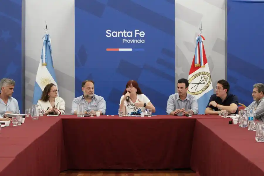 Santa Fe Más Cerca: la ministra Celia Arena encabezó una reunión de trabajo de las áreas que integran el programa