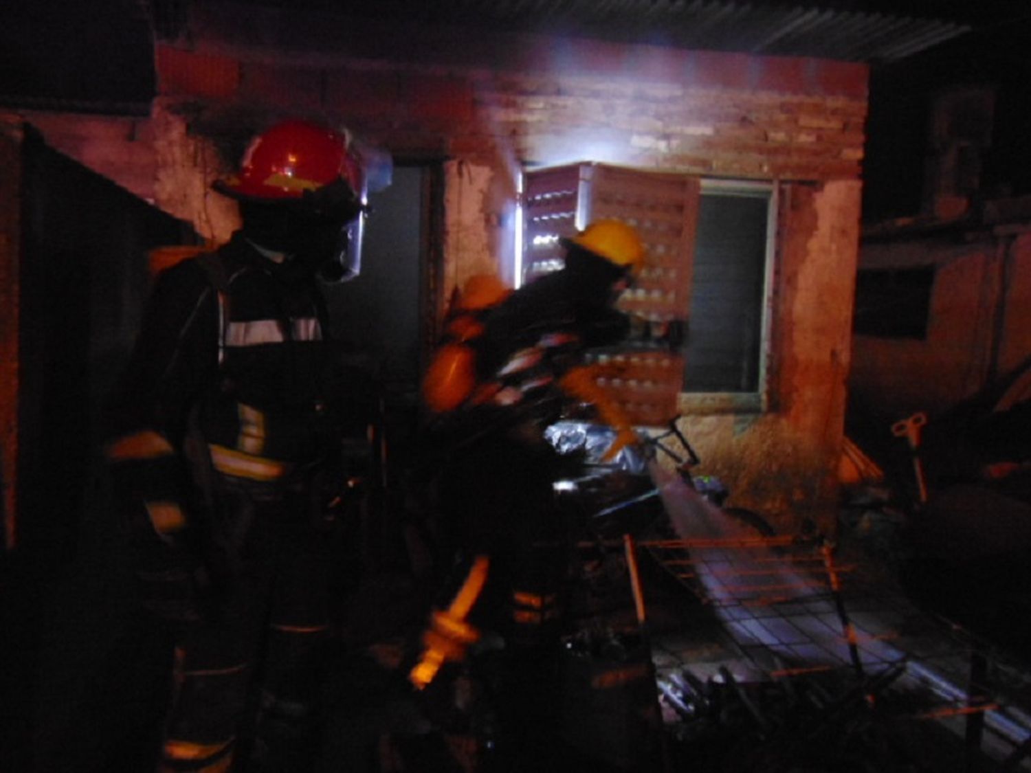 Terrible incendio de una vivienda donde vivía una madre con cuatro niños