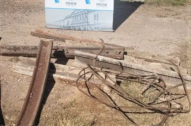 Río Tala: recuperan siete rieles del Ferrocarril que habían sido robados