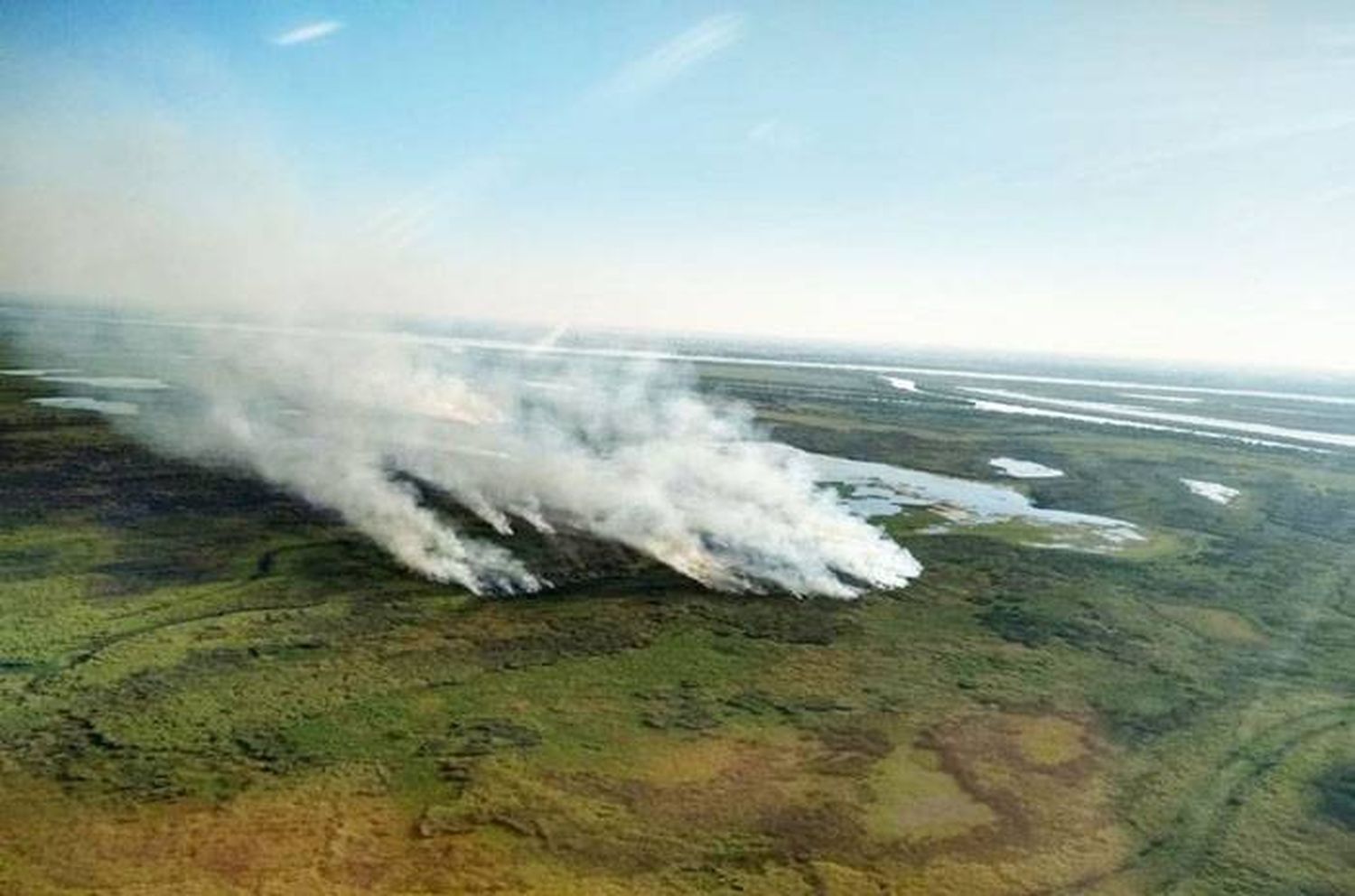 Se continúa trabajando para  combatir los incendios registrados al sur de las islas del Delta