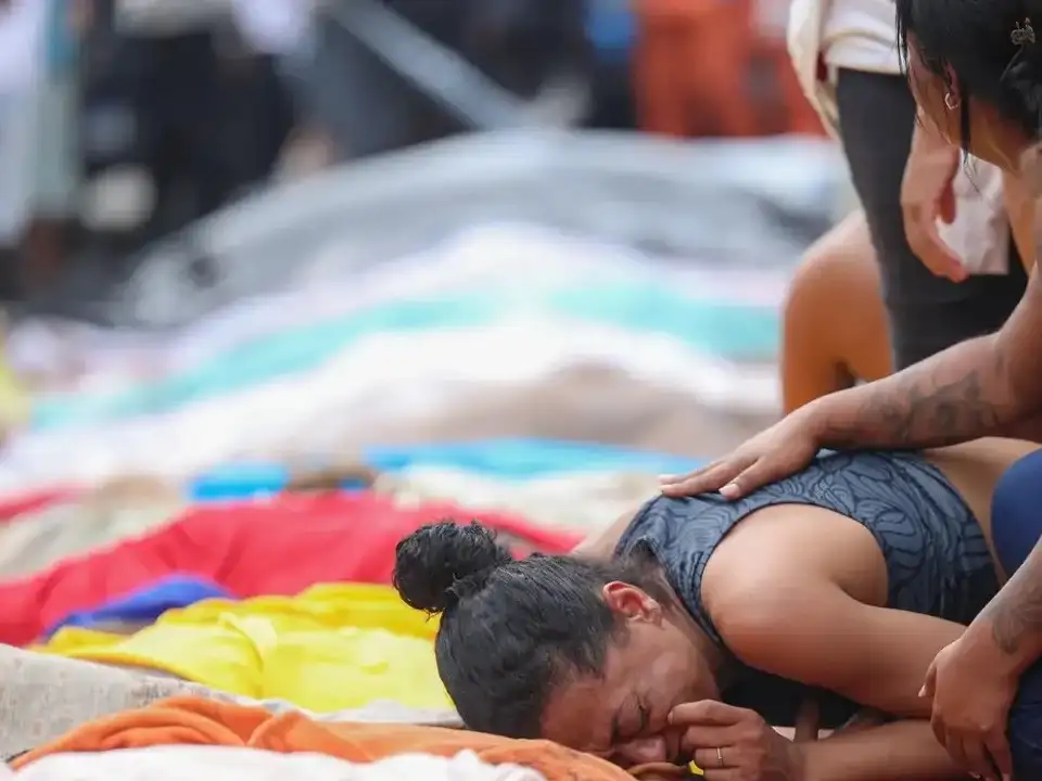 Familiares lloraban a sus muertos en las favelas.