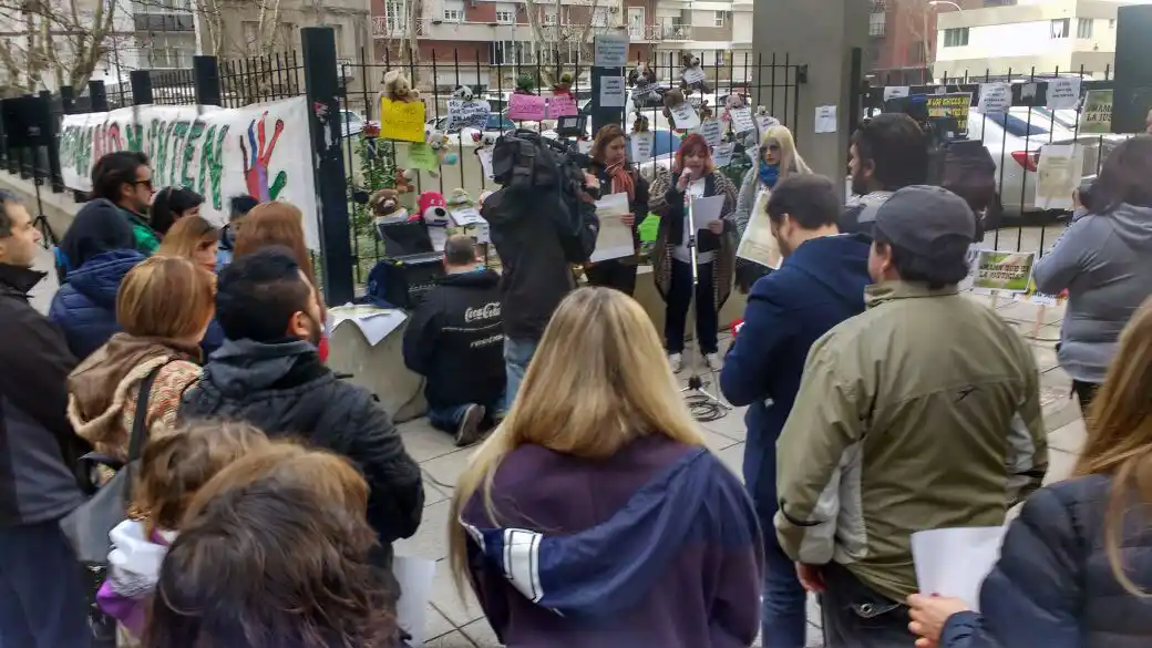 Caso Schwartz: padres de alumnos reclamaron en la puerta de Tribunales