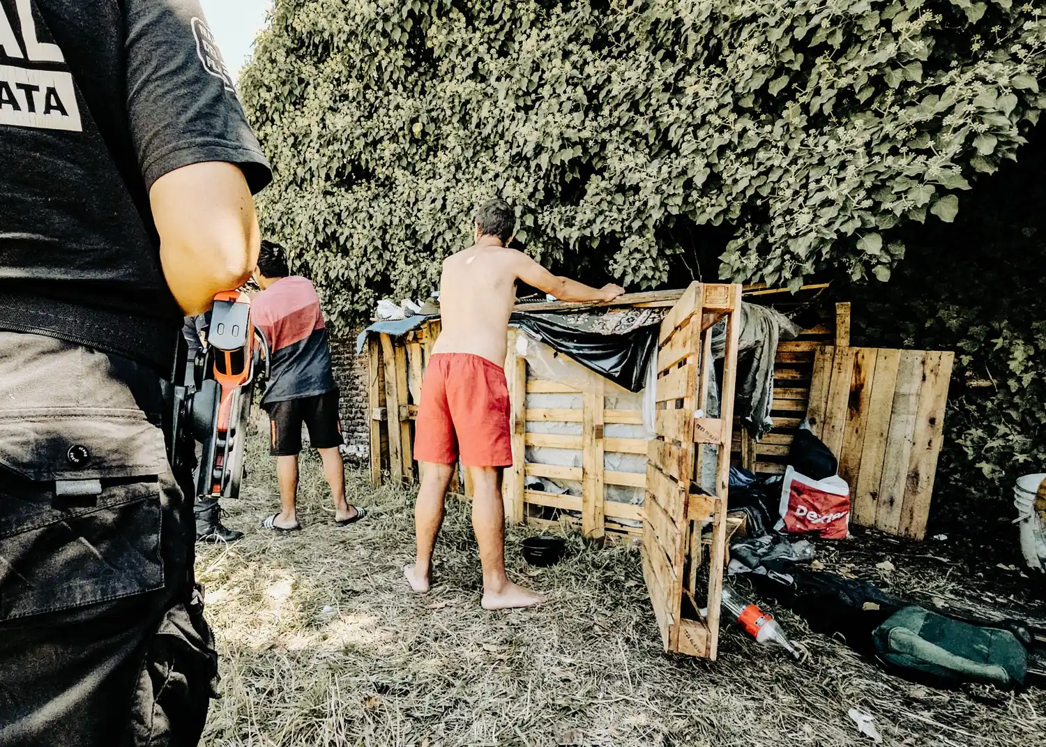 El operativo se llevó a cabo en Juan B. Justo y la vía, y permitió constatar una ocupación irregular del espacio público.