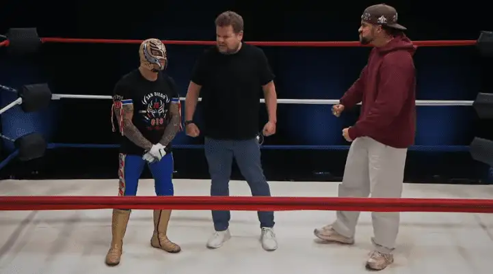 Bad Bunny y Corden se "enfrentaron" a un luchador. Foto captura de YouTube