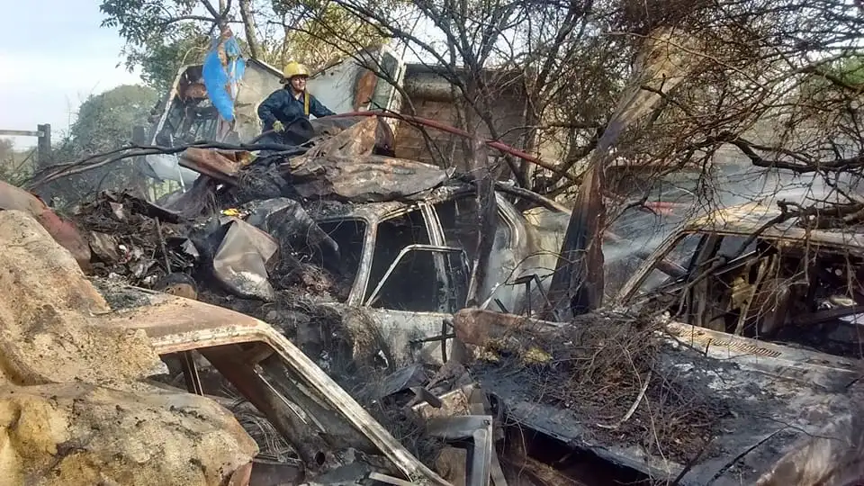 Bomberos trabajaron en un depósito de chatarra de la Policía de Abigeato