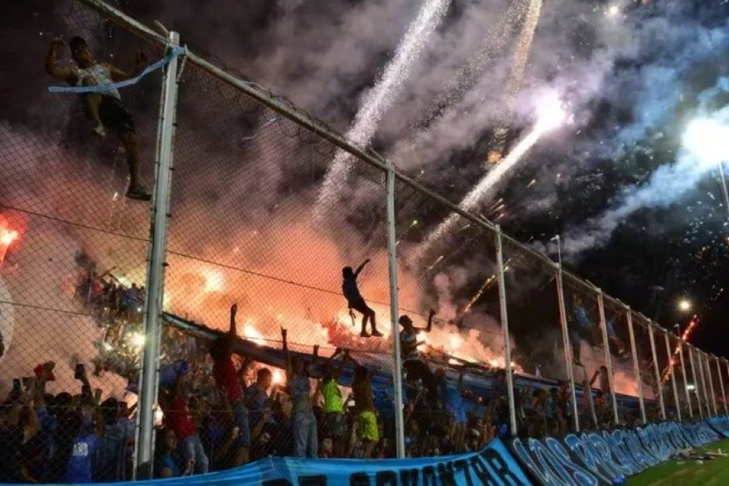 Belgrano fue multado con una cifra millonaria por usar pirotecnia en el clásico y la barra informó que se hará cargo