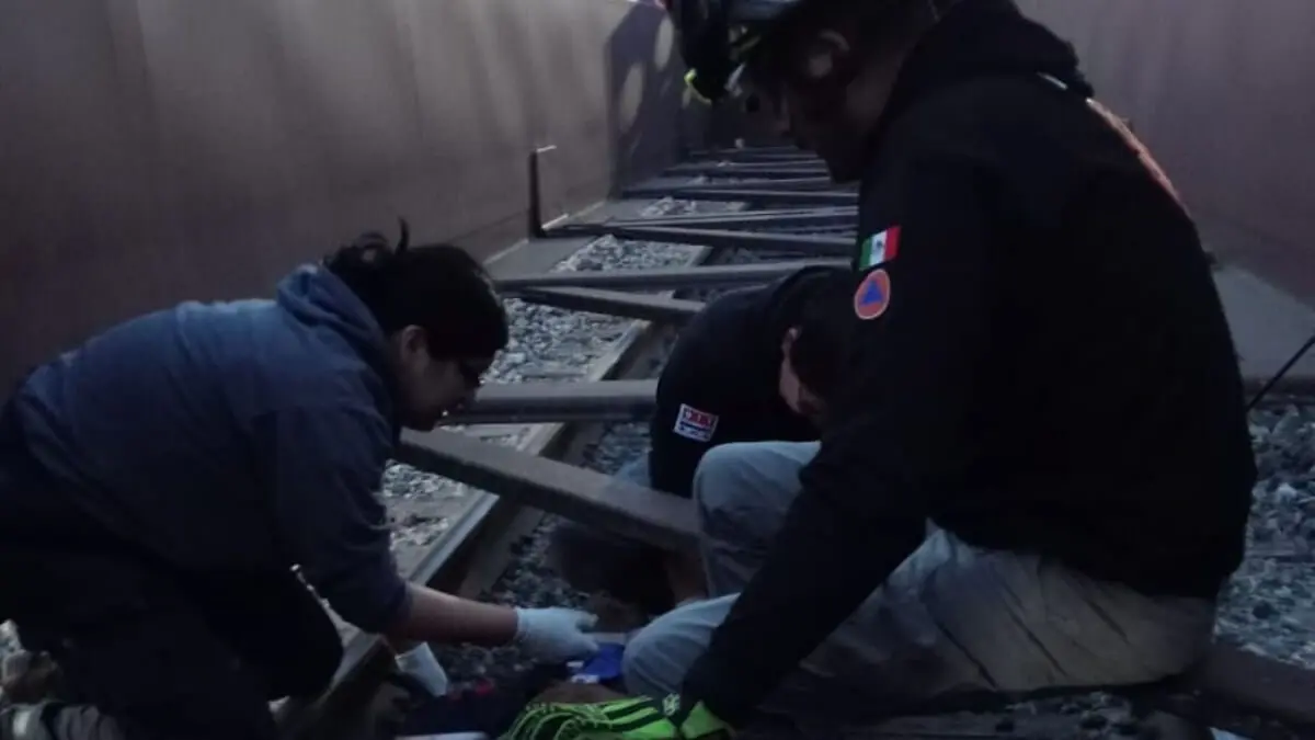 ¡QUÉ DOLOR!  Muere bebita venezolana al resbalar de los brazos de su mamá: iban a abordar un tren de migrantes en México