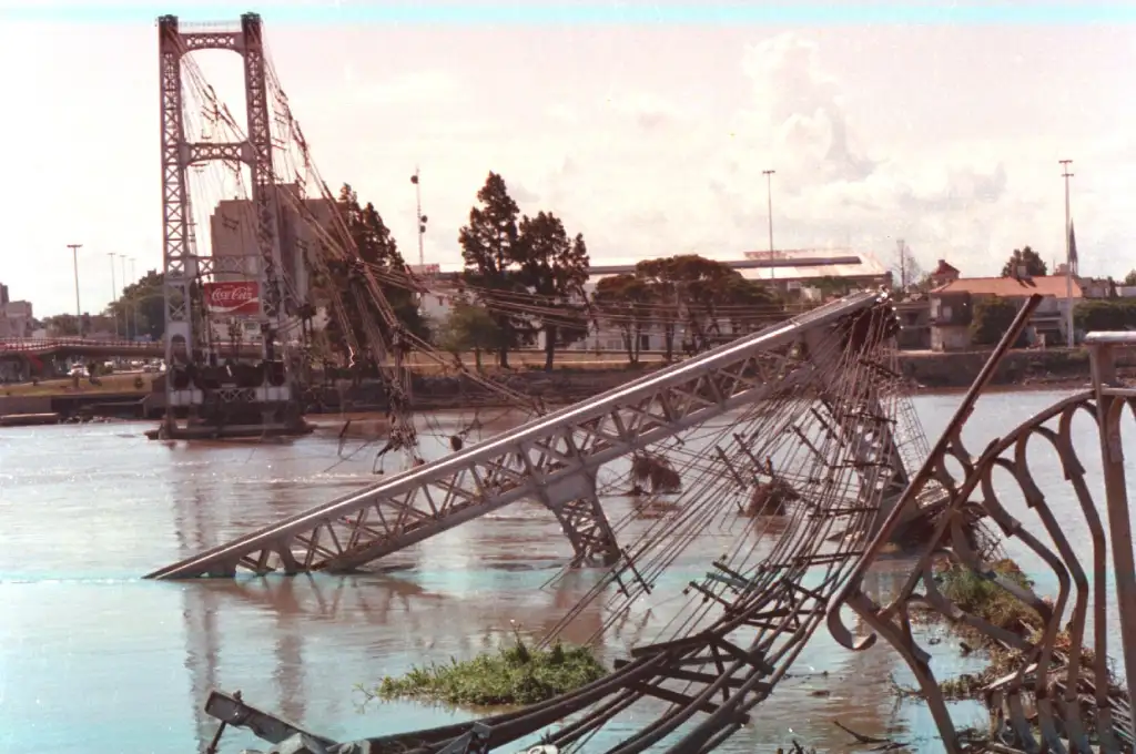Fue construido en 1928 para satisfacer la doble necesidad de provisión de agua y conexión vial