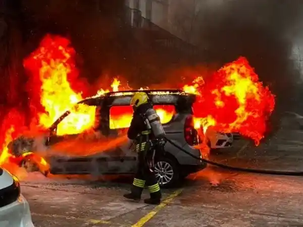 Incendio de una Kangoo con GNC en una cochera de barrio Martin generó alarma entre los vecinos