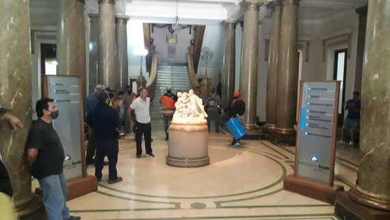 Trabajadores estatales iniciaron un paro total de actividades y reclaman por un acuerdo 