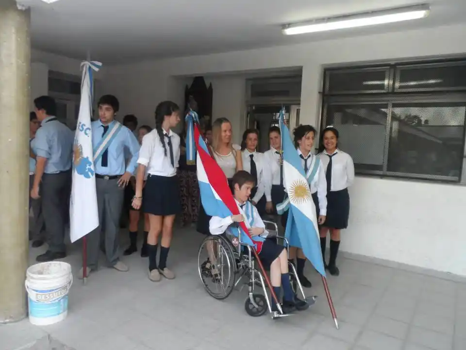 Stefanía demostró que el esfuerzo supera las barreras y fue abanderada 