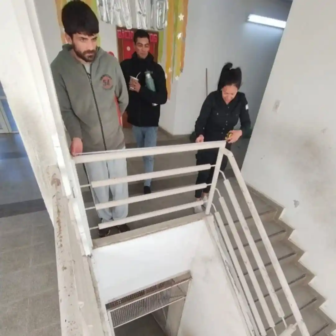 Estudiantes de soldadura realizan reparaciones en la Escuela N° 69