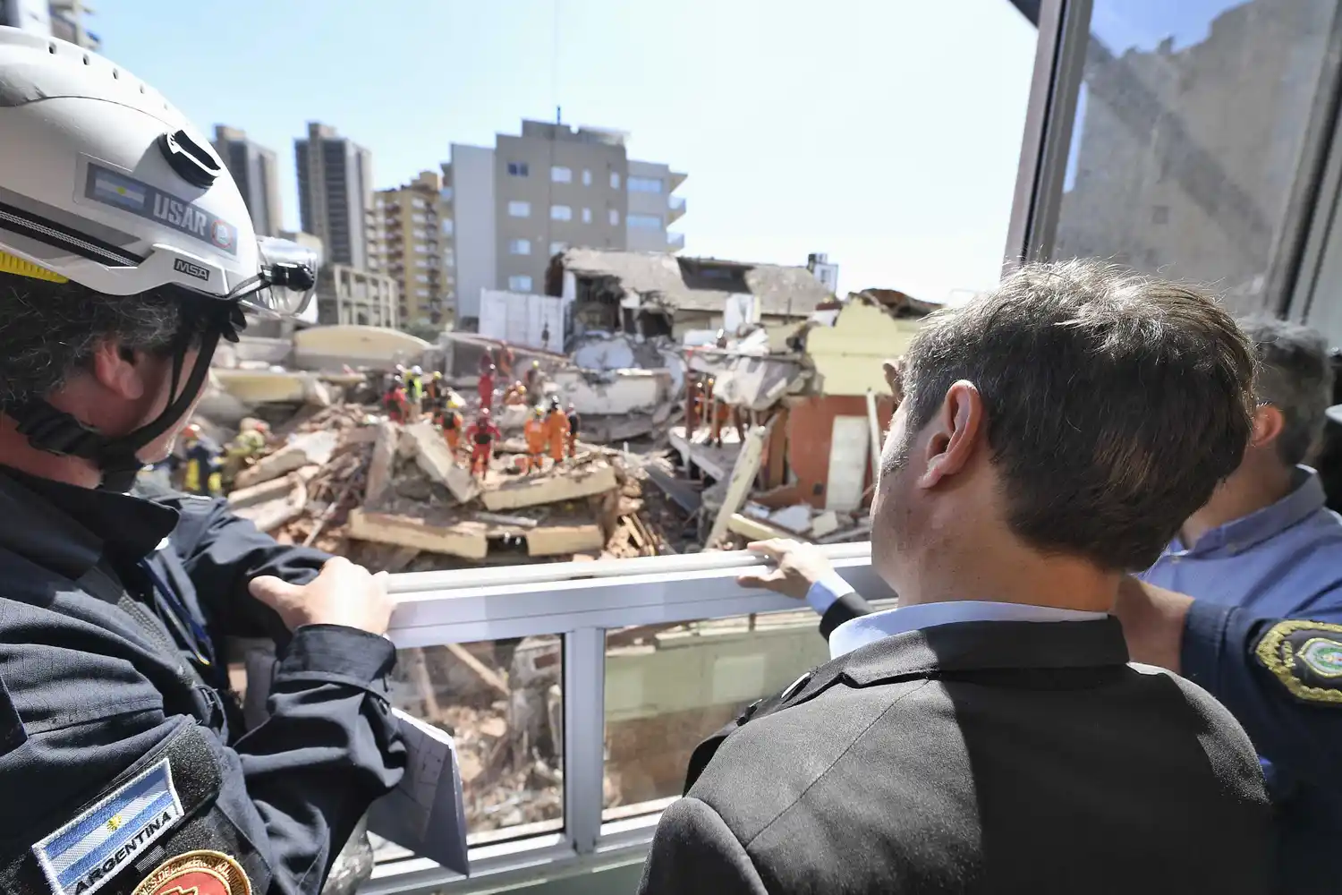 Villa Gesell: Kicillof fue a la zona del derrumbe del hotel y agradeció el apoyo de Nación