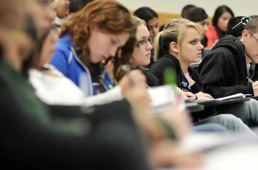 Más de 1100 estudiantes no cobraron la beca de la UNR: «No discutimos la posibilidad de estudiar, sino de comprar alimentos»