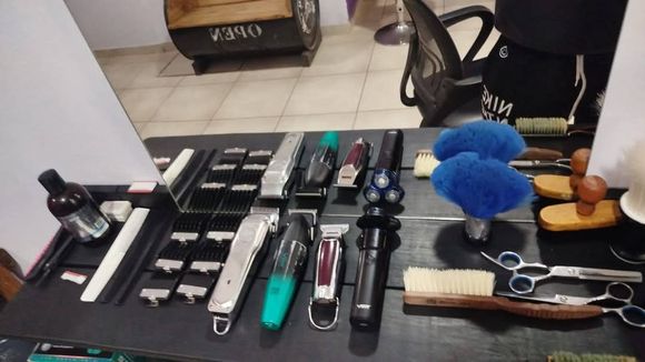 Delincuentes rompieron un candado y robaron elementos de una barbería
