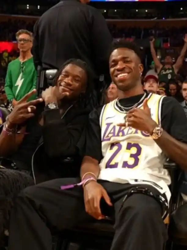 Dos futbolistas de élite, presentes para ver a LeBron James