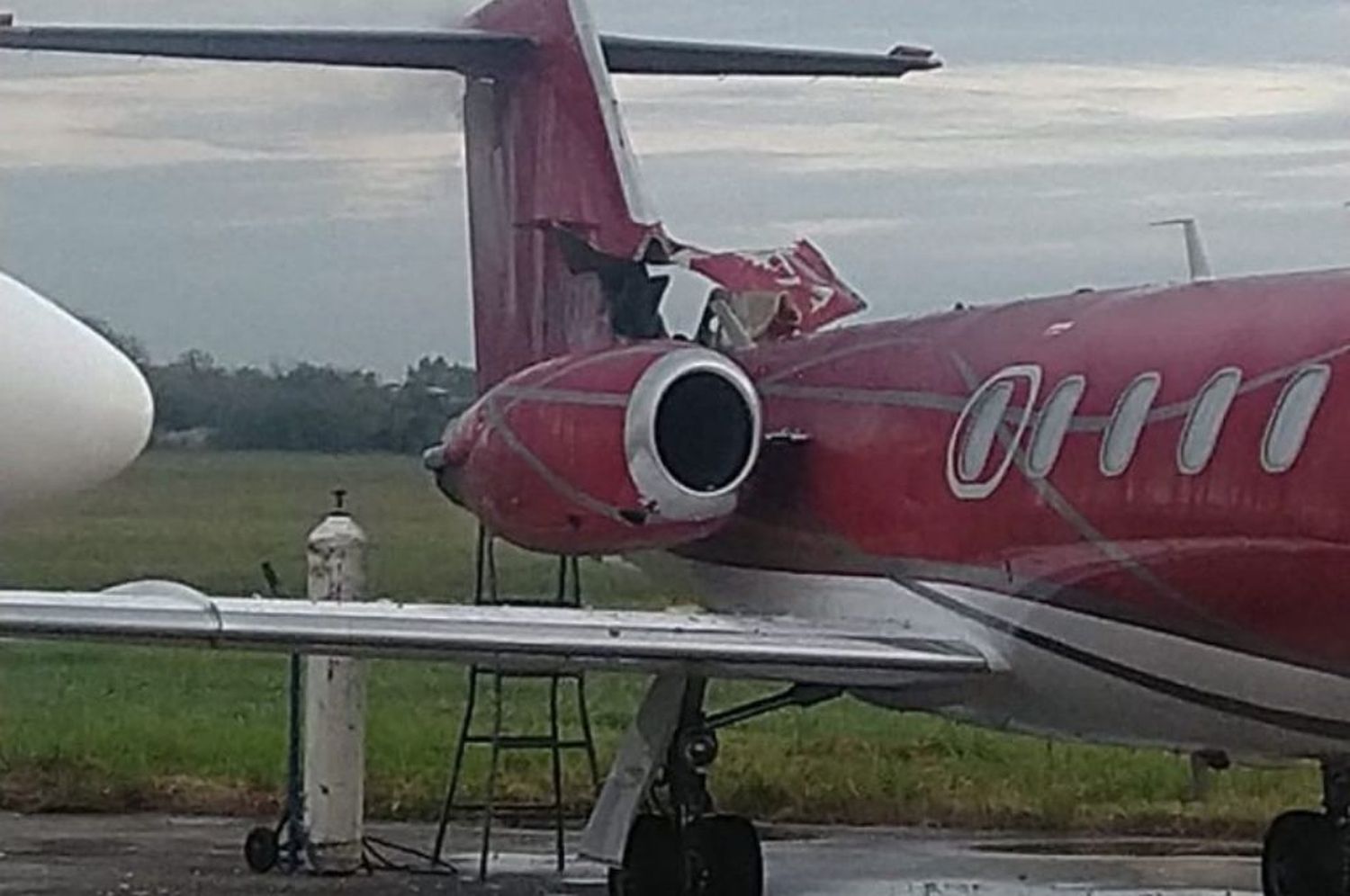 Explotó un avión que era utilizado para transportar varados en el interior del país