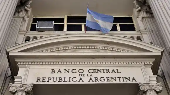 El Gobierno levanta el cepo y el dólar oficial flotará entre $1.000 y $1.400