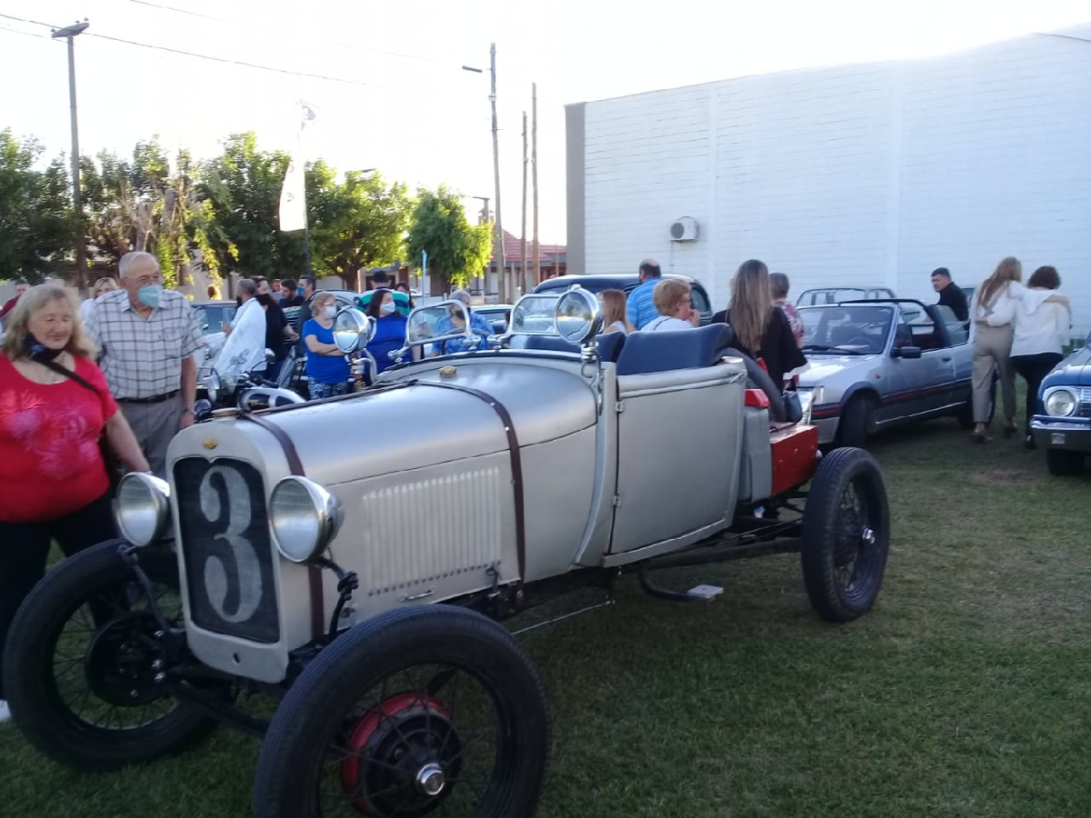 La Asociación de Autos Clásicos participó de festejos en Devoto