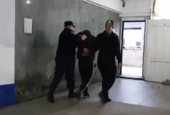 Generó destrozos en un comercio céntrico e intentó robar prendas y dinero en efectivo