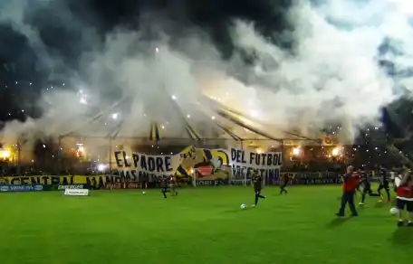 Sancionaron a Rosario Central por el uso reiterado de pirotecnia