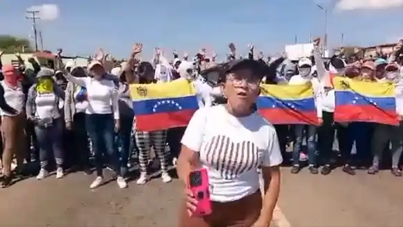 MUJERES RESTEADAS TRANCAN CARRETERA Falcón-Zulia y exigen a PDVSA que atienda a pescadores (VIDEOS)