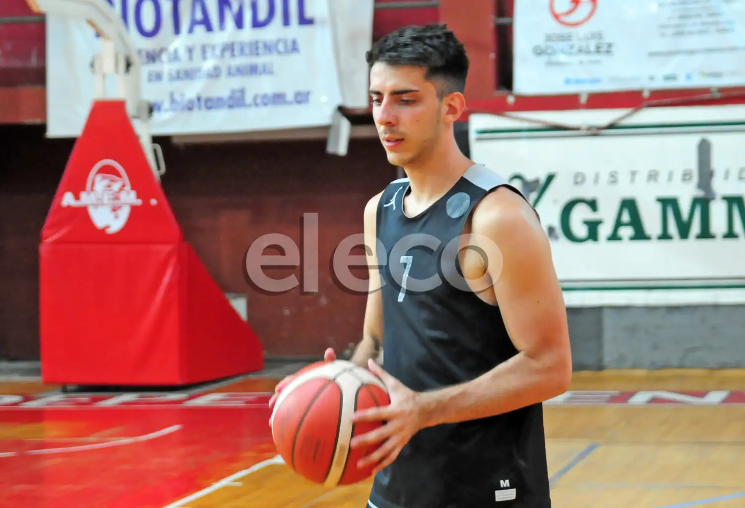 Julián Coronel, base rojinegro.