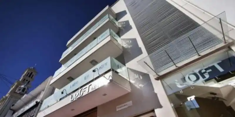 MUERE venezolano al caer del balcón de un hotel el México