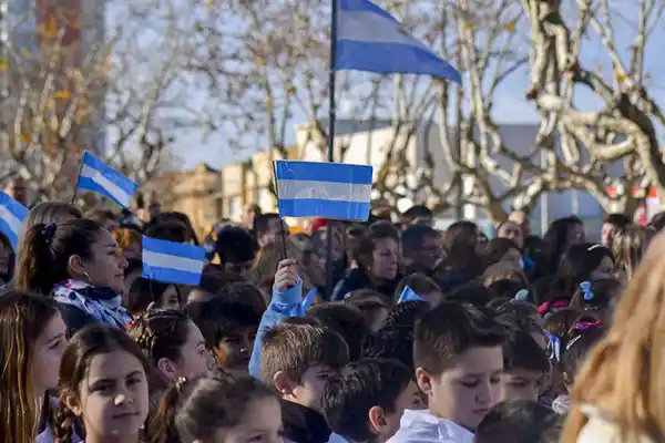Honrar las fechas patrias con gran participación ciudadana
