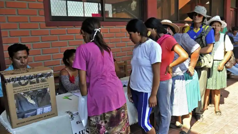Bolivia: Cierran los colegios electorales y comienza el escrutinio con Evo como favorito