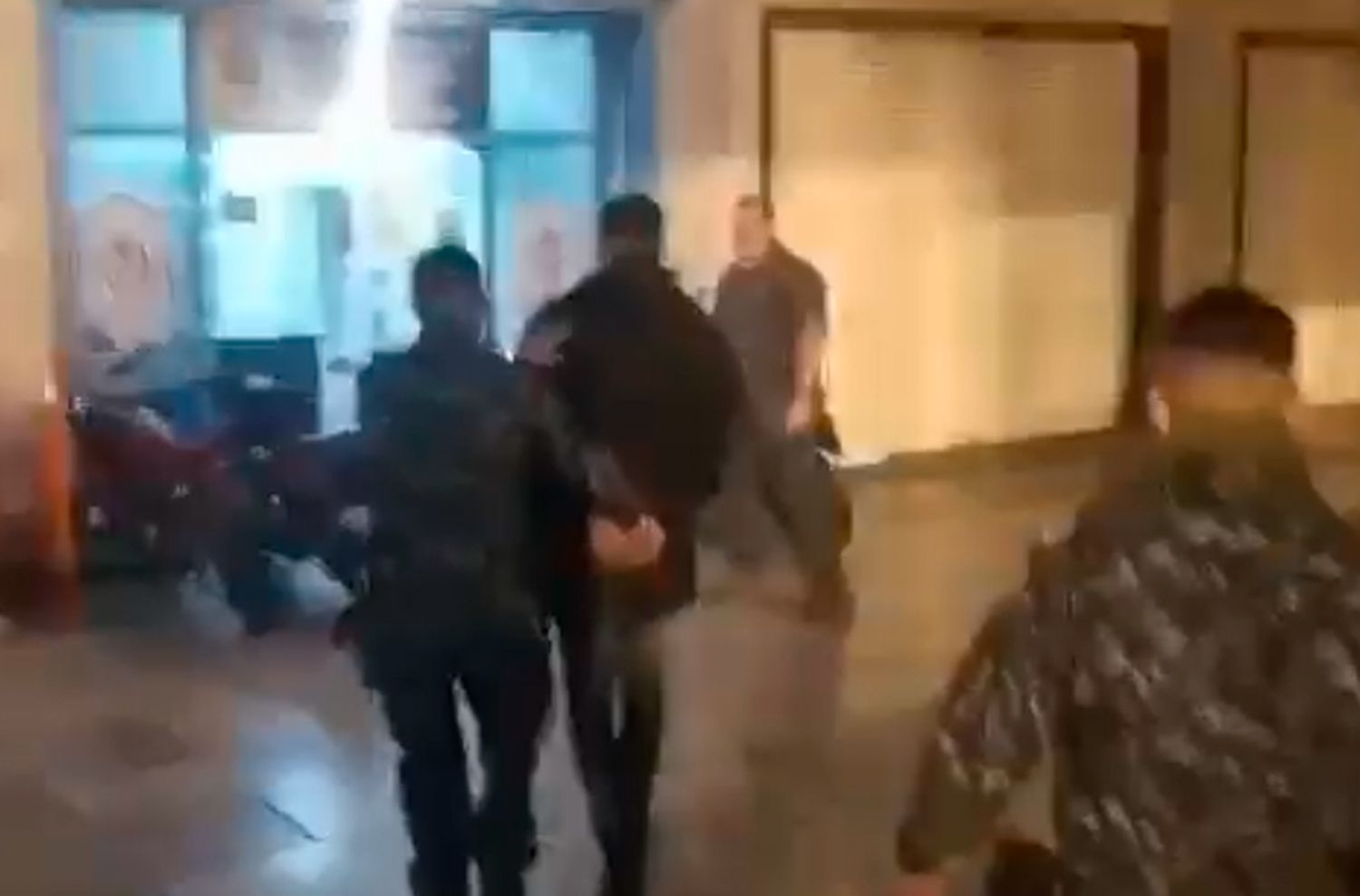 Se llevaban una moto con el candado puesto y fueron detenidos