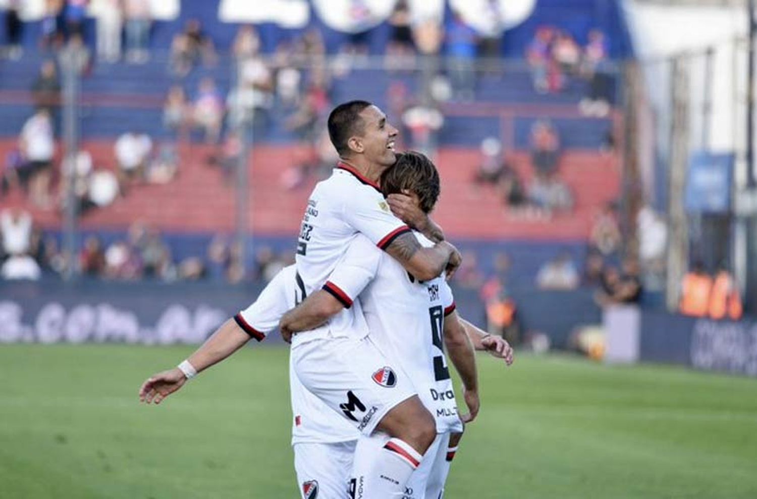 Newells se hizo fuerte en Victoria, le ganó a Tigre sobre el final y trepó a los puestos de vanguardia