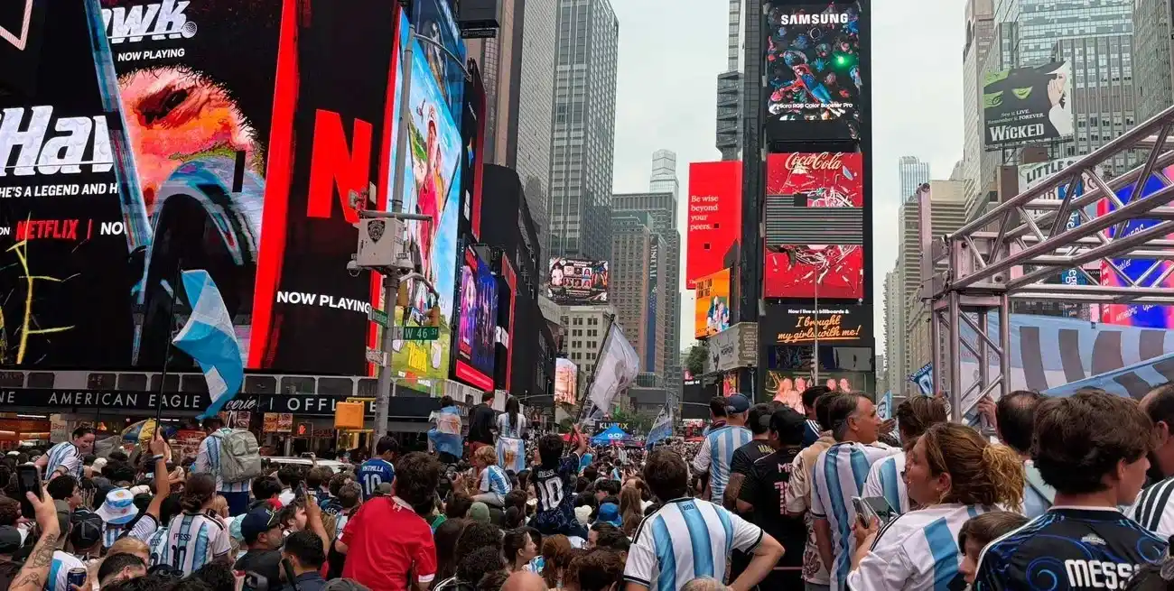 La lluvia no impidió el ya tradicional banderazo.