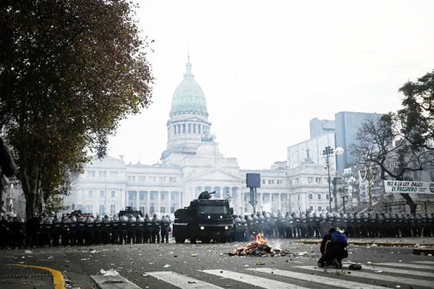 Al menos 27 detenidos por los incidentes fuera del Congreso y uno de ellos tenía una granada