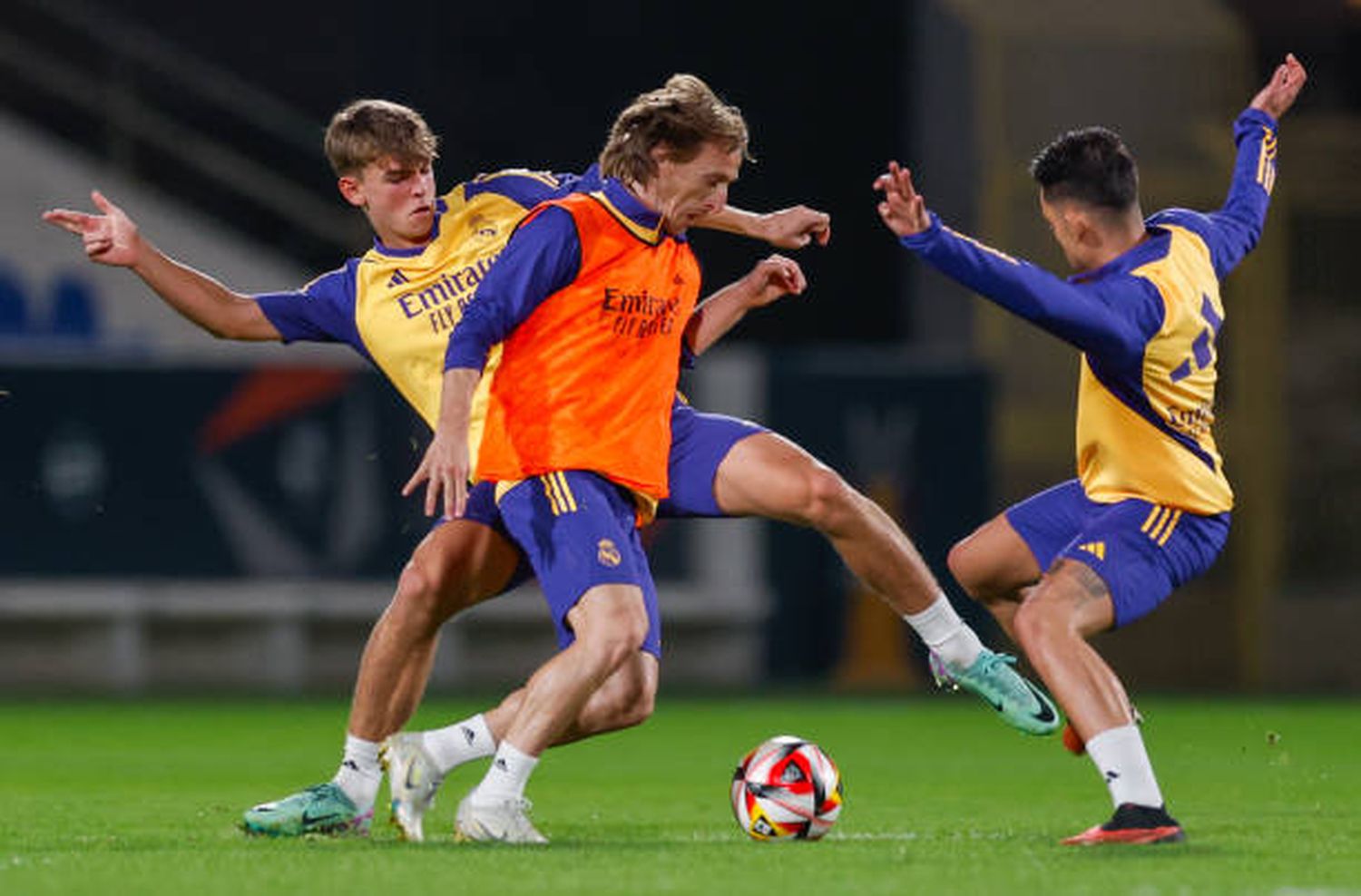 Luka Modric, en el último entrenamiento, disputando el balón con el argentino Nico Paz.