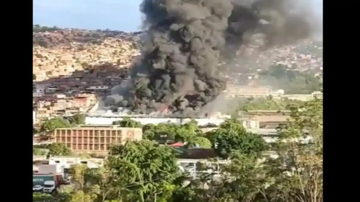 Se registra incendio en depósitos del IVSS en La Yaguara