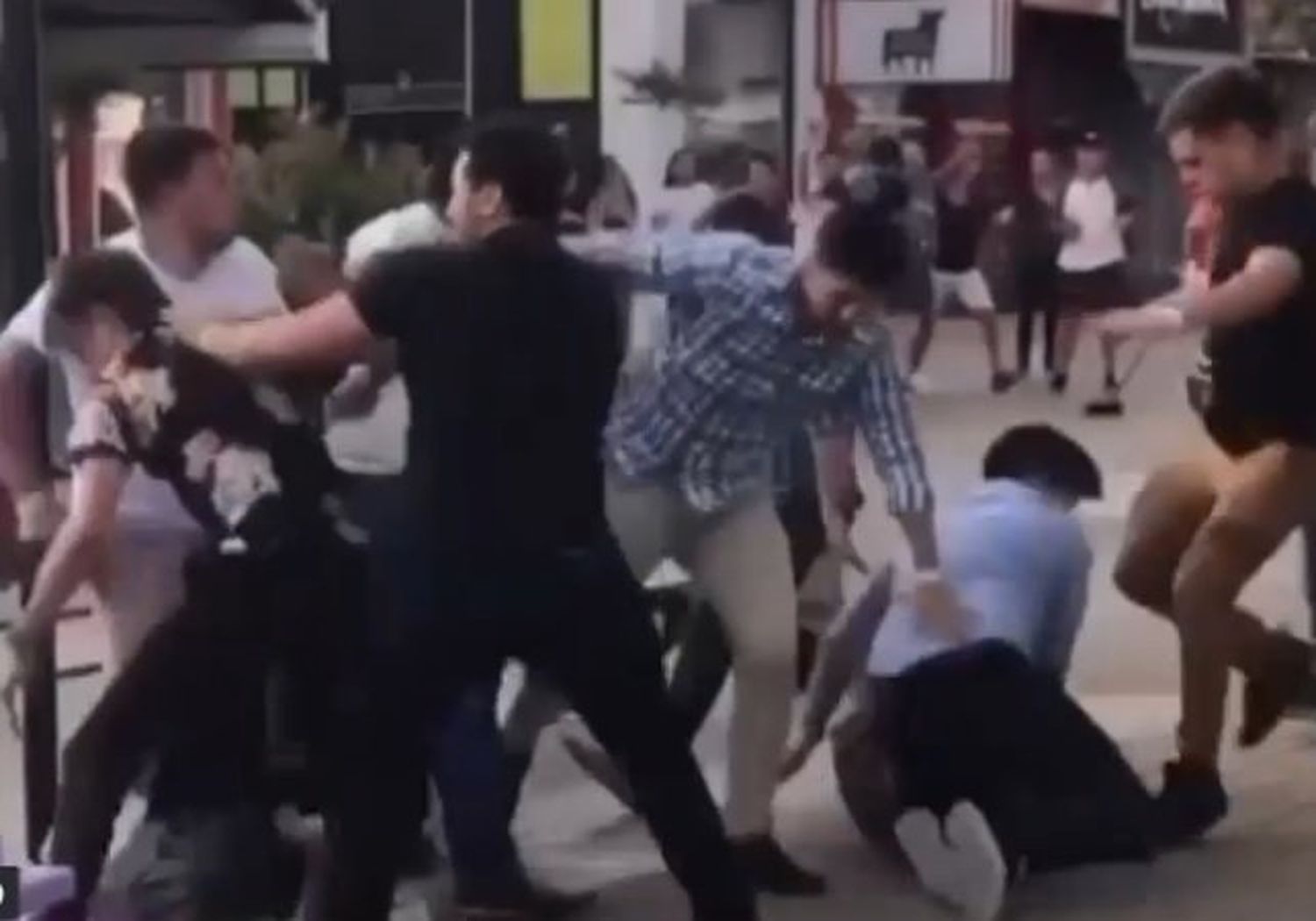 Las imágenes de uno de los videos en los que quedó registrada la golpiza 