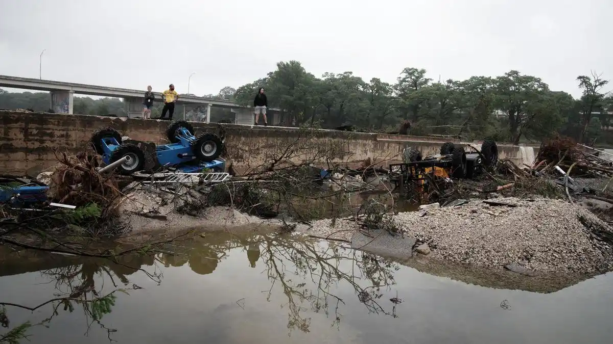 Fuertes inundaciones en EEUU dejan un saldo de más de 80 muertos y 40 desaparecidos