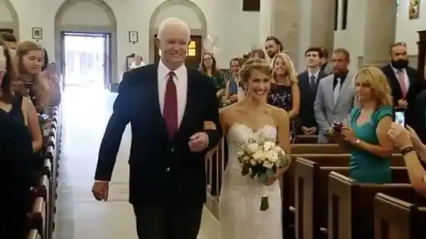 Una novia entró a la iglesia con el hombre que recibió el corazón de su padre