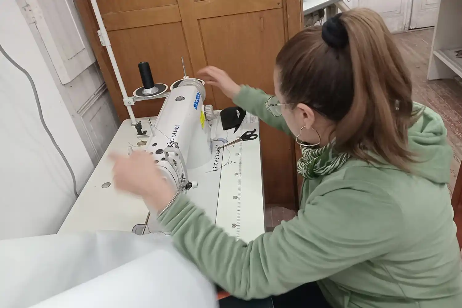 Ofrecen carreras técnicas en indumentaria y confección textil, además de arte y decoración